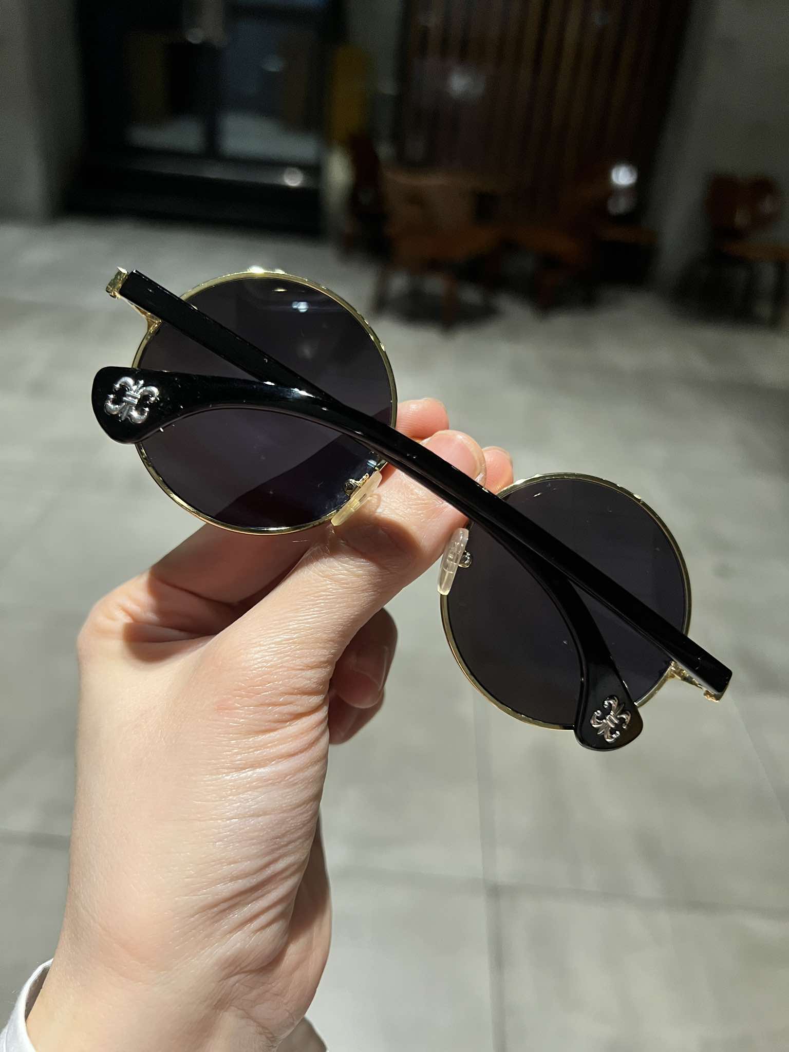 Kính thầy bói Mắt tròn xoe gọng họa tiết cổ điển