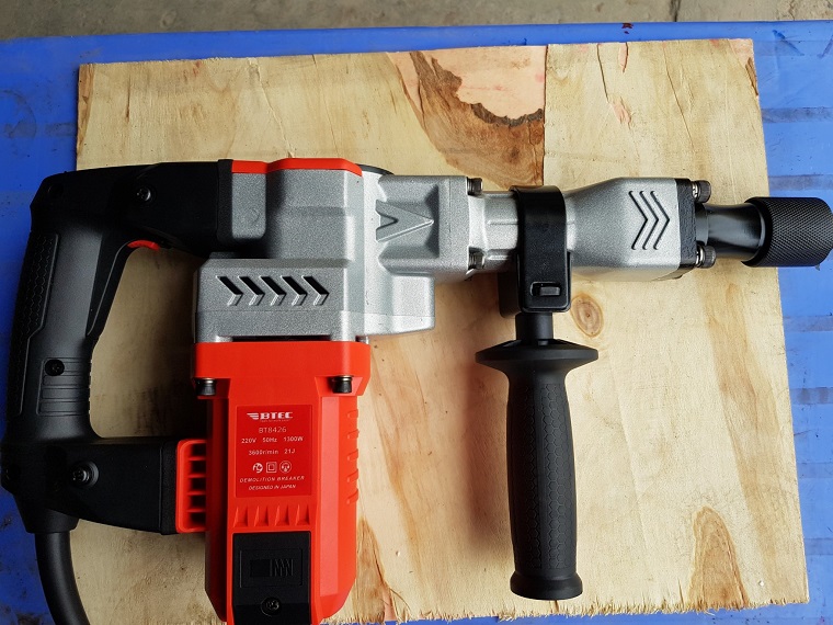 MÁY ĐỤC BÊ TÔNG 17MM BTEC BT8426 - HÀNG CHÍNH HÃNG