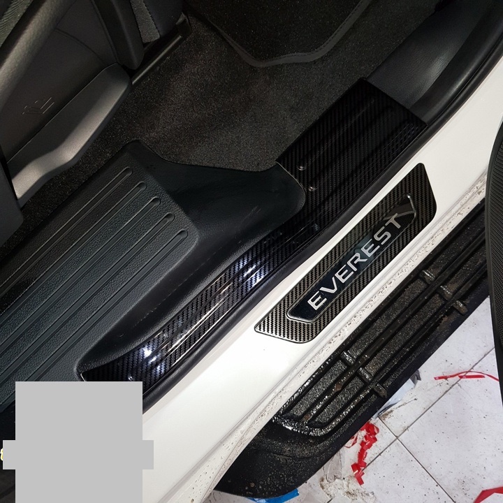 Ốp bậc cửa, Nẹp bước chân Carbon xe Ford Everest 2017- 2021 vân Cacbon cao cấp