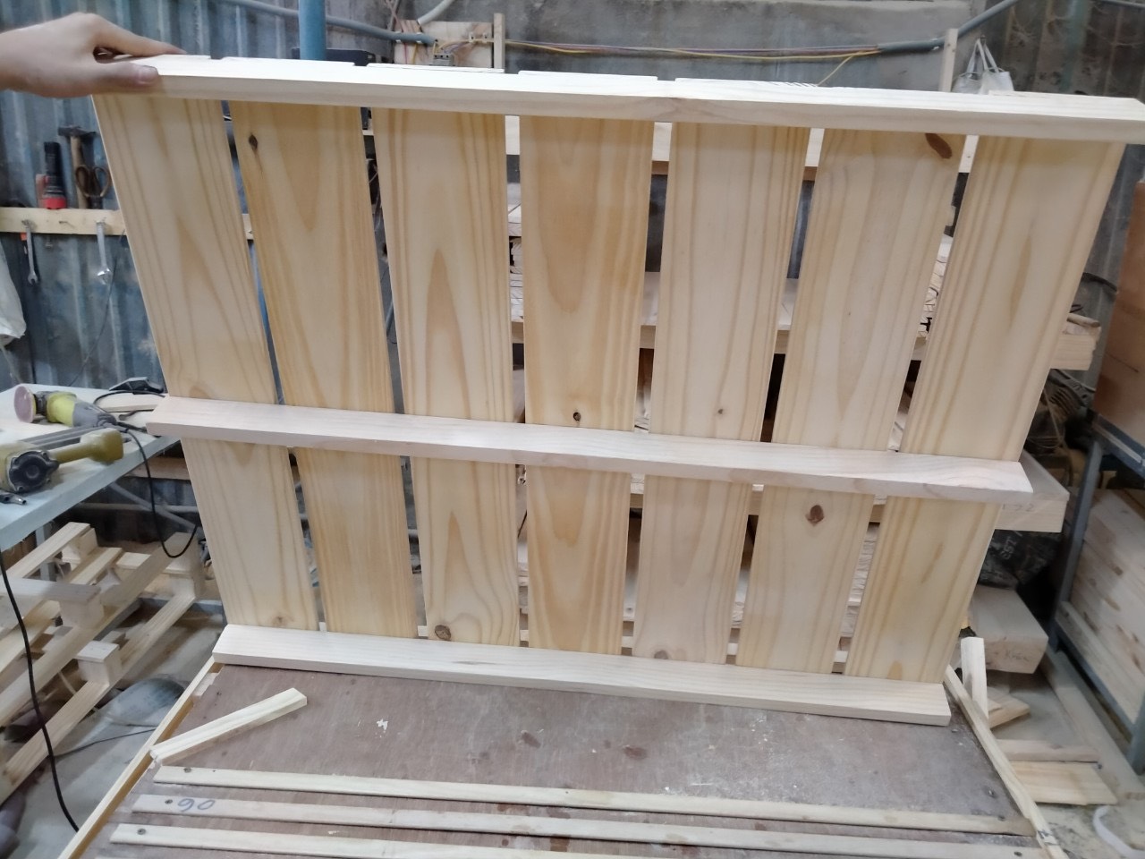 Giường Pallet / Giường Ngủ Pallet Gỗ Thông MẶT KHÍT LÁNG MỊN - 7 Nan/ Giường Gỗ Thông nhập khẩu Mới 100%