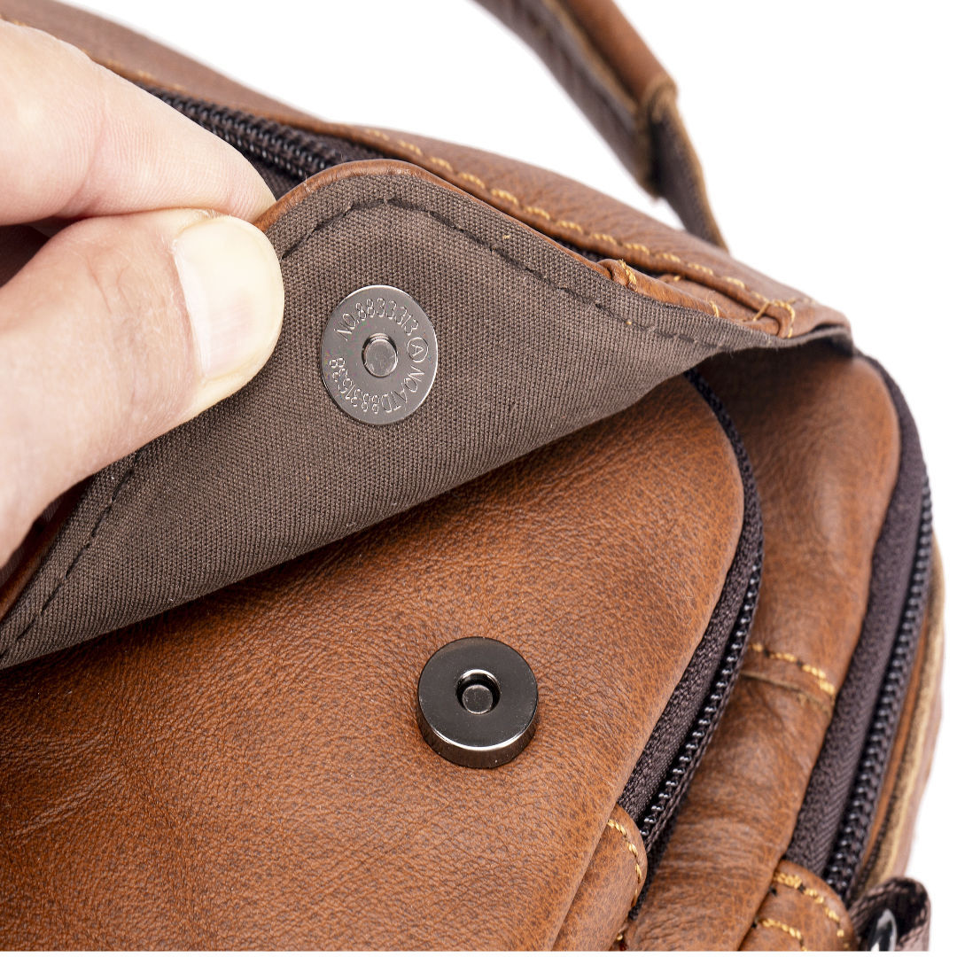 Túi đeo chéo nam DA BÒ THẬT – BEE GEE DCN9385