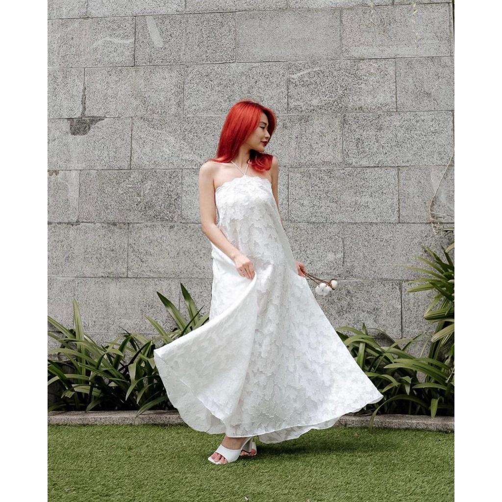 Đầm maxi trắng cổ yếm đi biển, Đầm trắng hở lưng cổ dây suông dài Cao Cấp thêu hoa, sexy quyến rũ - MiNhi Fashion