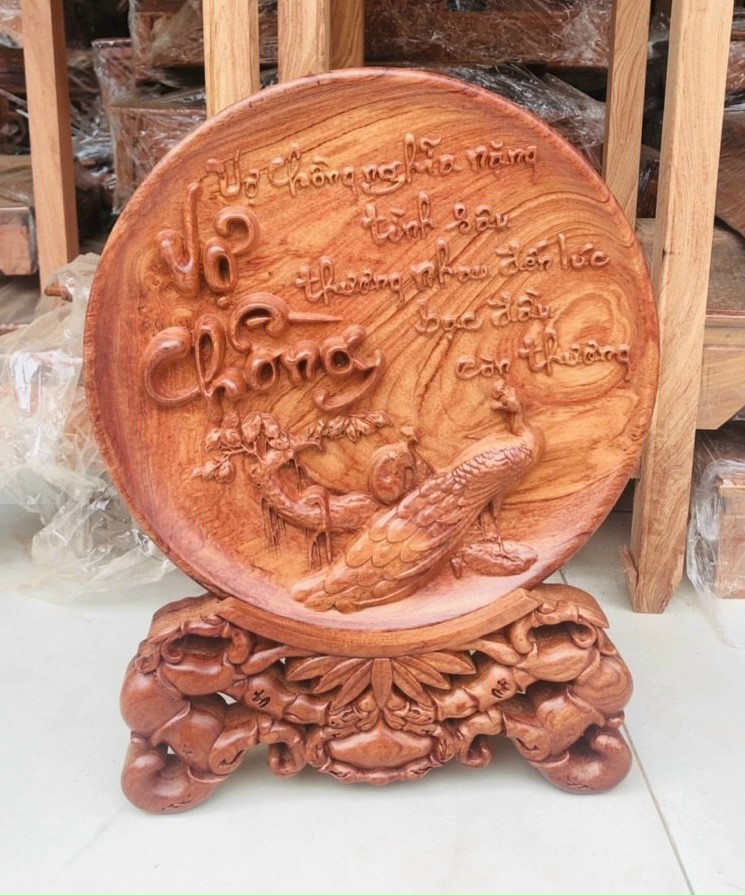 Đĩa trang điêu khắc chữ vợ chồng phong thủy bằng gỗ hương đá kt mặt 40×4cm
