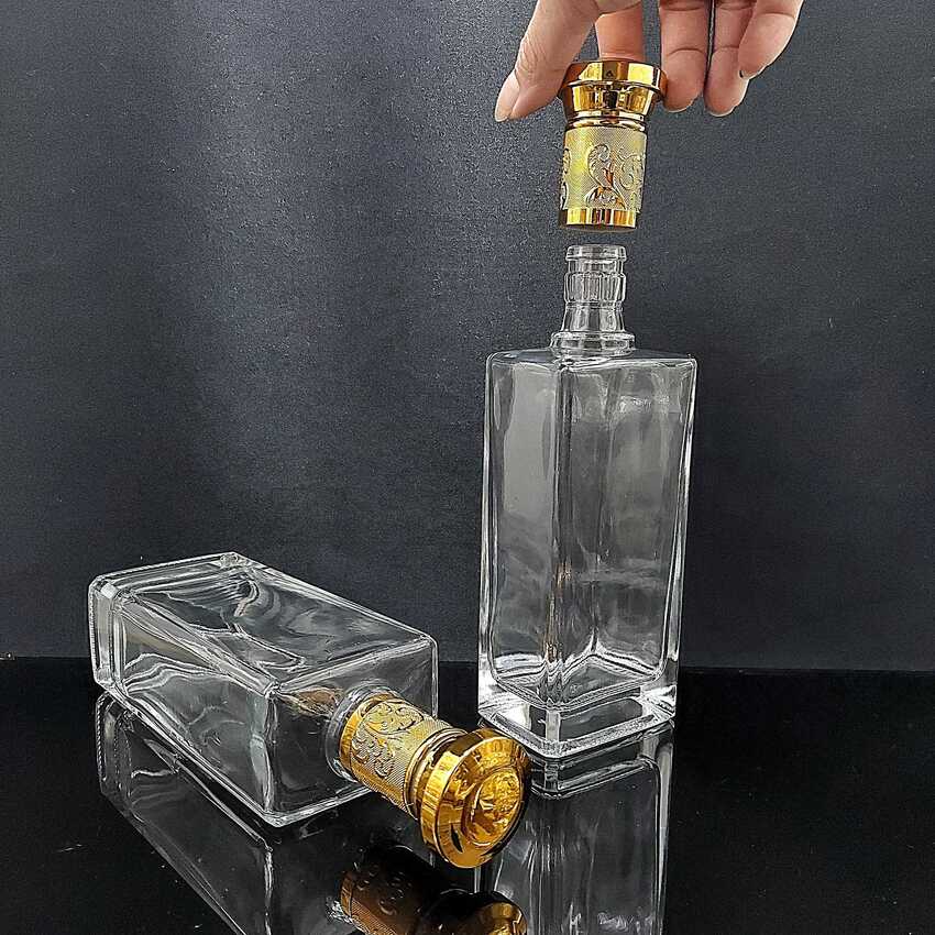 Chai Thủy Tinh Đựng Rượu 500ML hình hộp nắp nhựa vàng ánh kim – Chai Đựng Rượu Thủy Tinh – Vỏ Chai Rượu Đẹp siêu trong (C23)