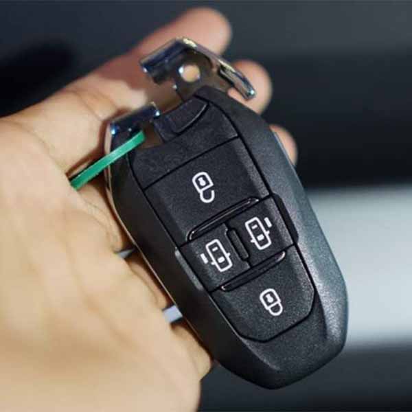 Bao da 4 nút chìa khóa smartkey cho xe hơi Peugeot Traveller