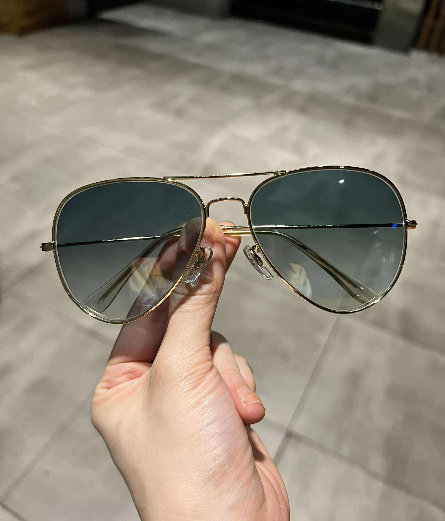 Kính râm màu xanh dáng phi công gọng kim loại