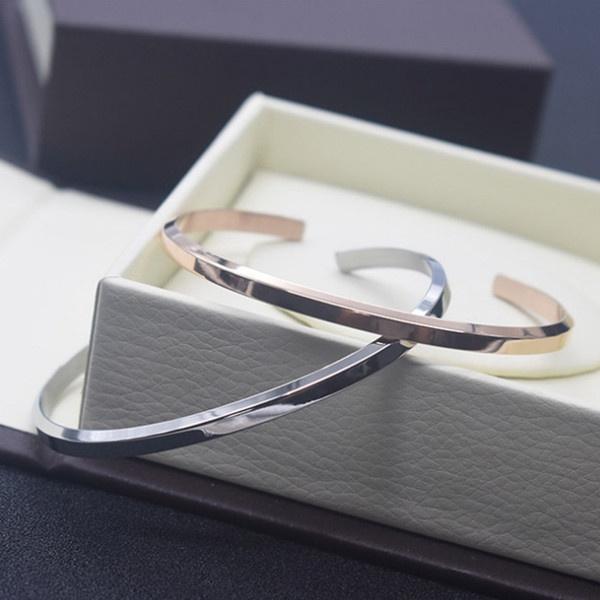 Vòng tay lắc tay nam nữ titan chữ C - Cam kết không bay màu