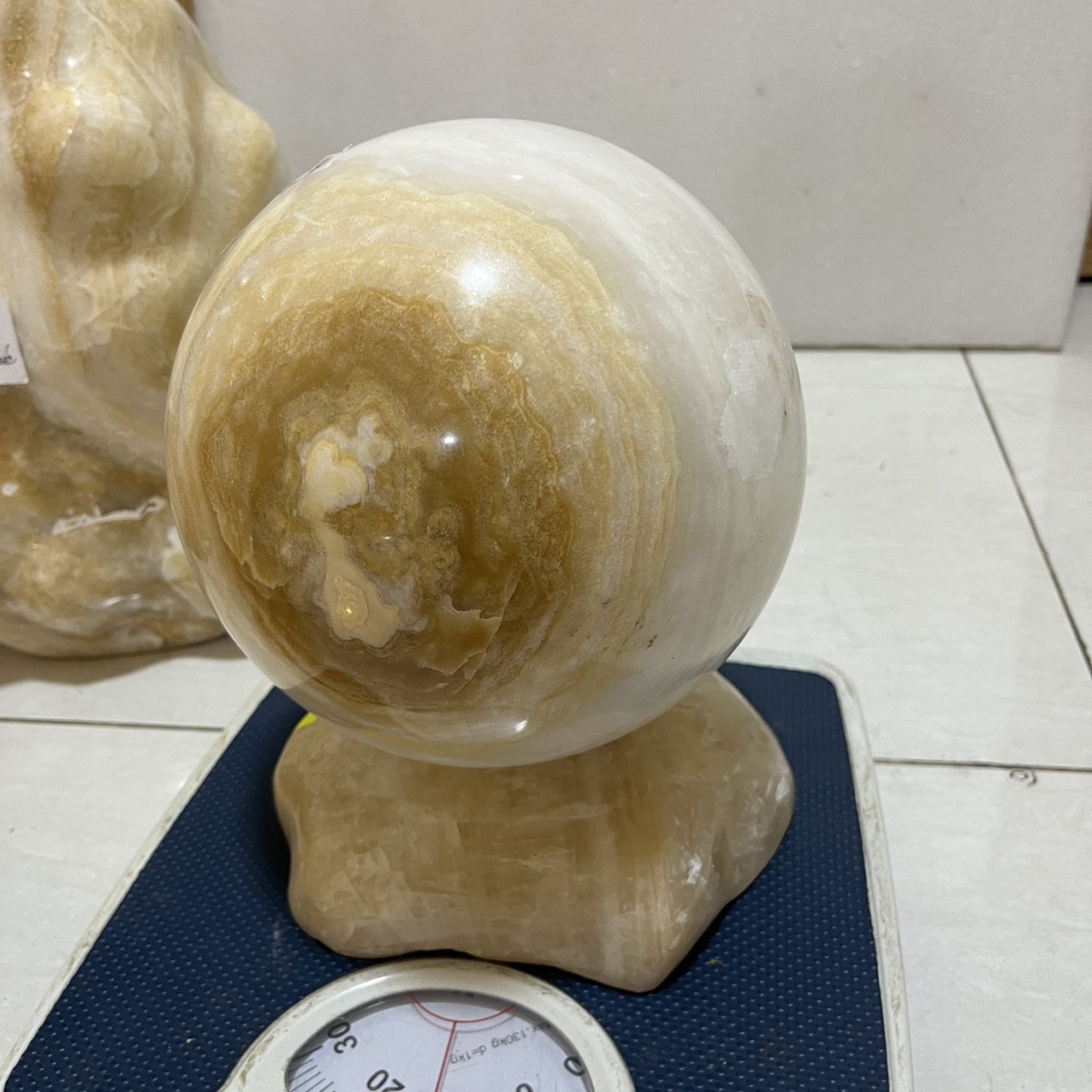 Cầu bi đá phong thủy đá tự nhiên màu trắng ngà ường kính 19 cm cân nặng 11 kg cho người mệnh Kim và Thổ