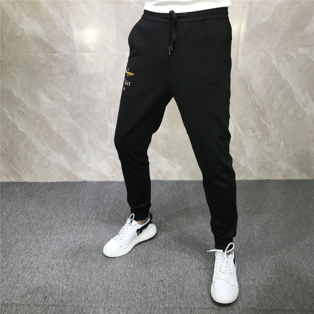 Quần Jogger Nam thể thao 9 tất ống bo thêu họa tiết phía trước mang phong cách Hàn Quốc trẻ trung dáng ôm body chất liệu vải lanh cao cấp co giãn nhẹ mặc thoải mái hợp xu hướng thời trang - Mẫu HOT