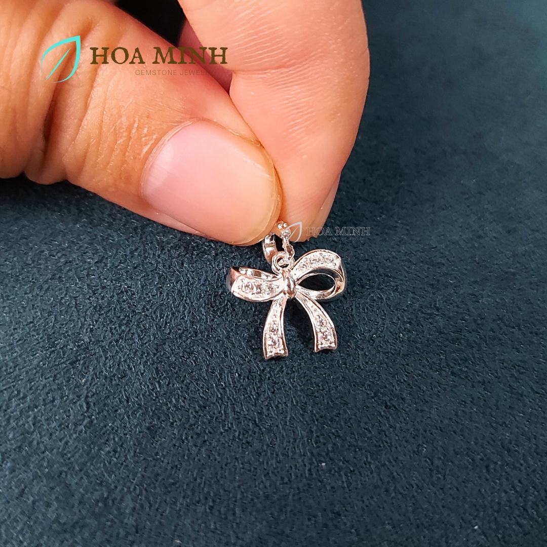 Mặt dây chuyền charm bạc chiếc nơ đính đá