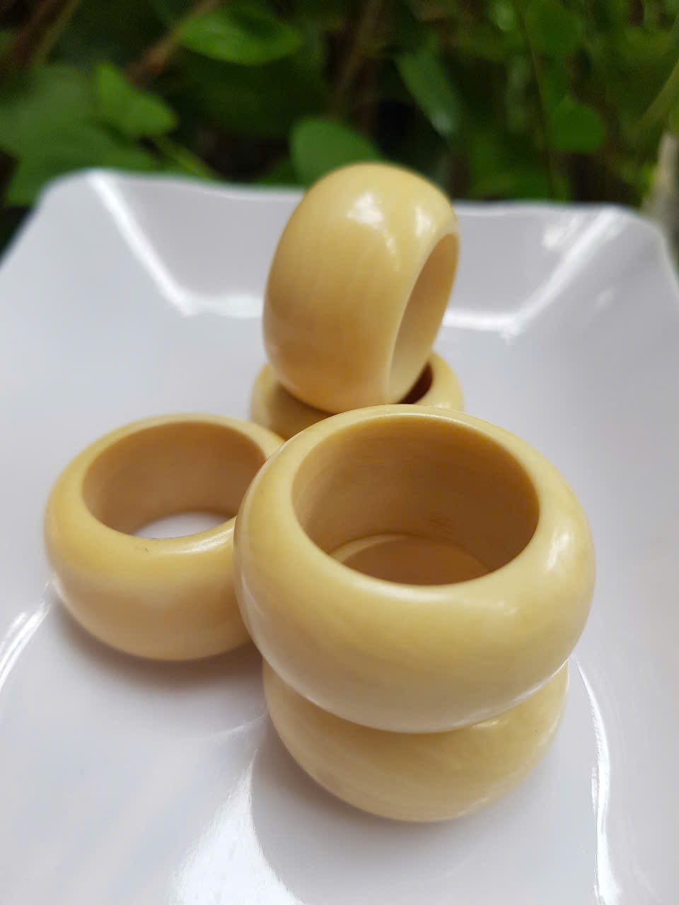 Nhẫn Nam Giả Ngà hay Xương Mỹ Nghệ màu trắng Ni 20mm Cao 16mm Dầy 5mm Dành Cho Các Anh Nam đeo nhẫn ngón tay cái hay bất kỳ ngón tay nào ni lọt vừa tay là 20mm rẻ vẫn đẹp như thường ạ