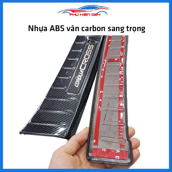 Ốp chống trầy cốp Corolla Cross 2020-2021-2022 thép không gỉ vân Cacbon bảo vệ xe chống va đập