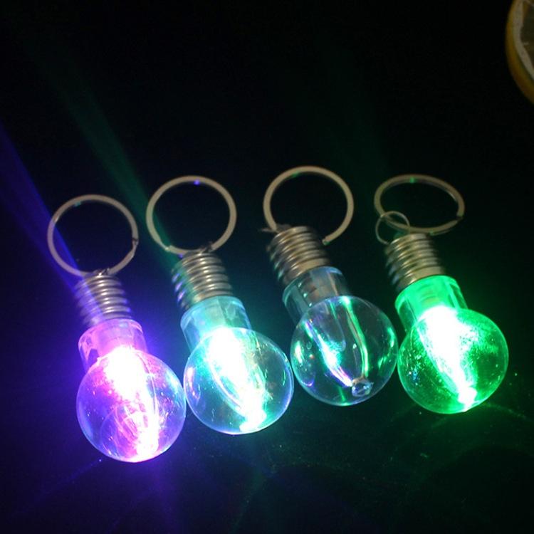 Móc khóa bóng đèn tự đổi mầu đẹp mắt Duashop