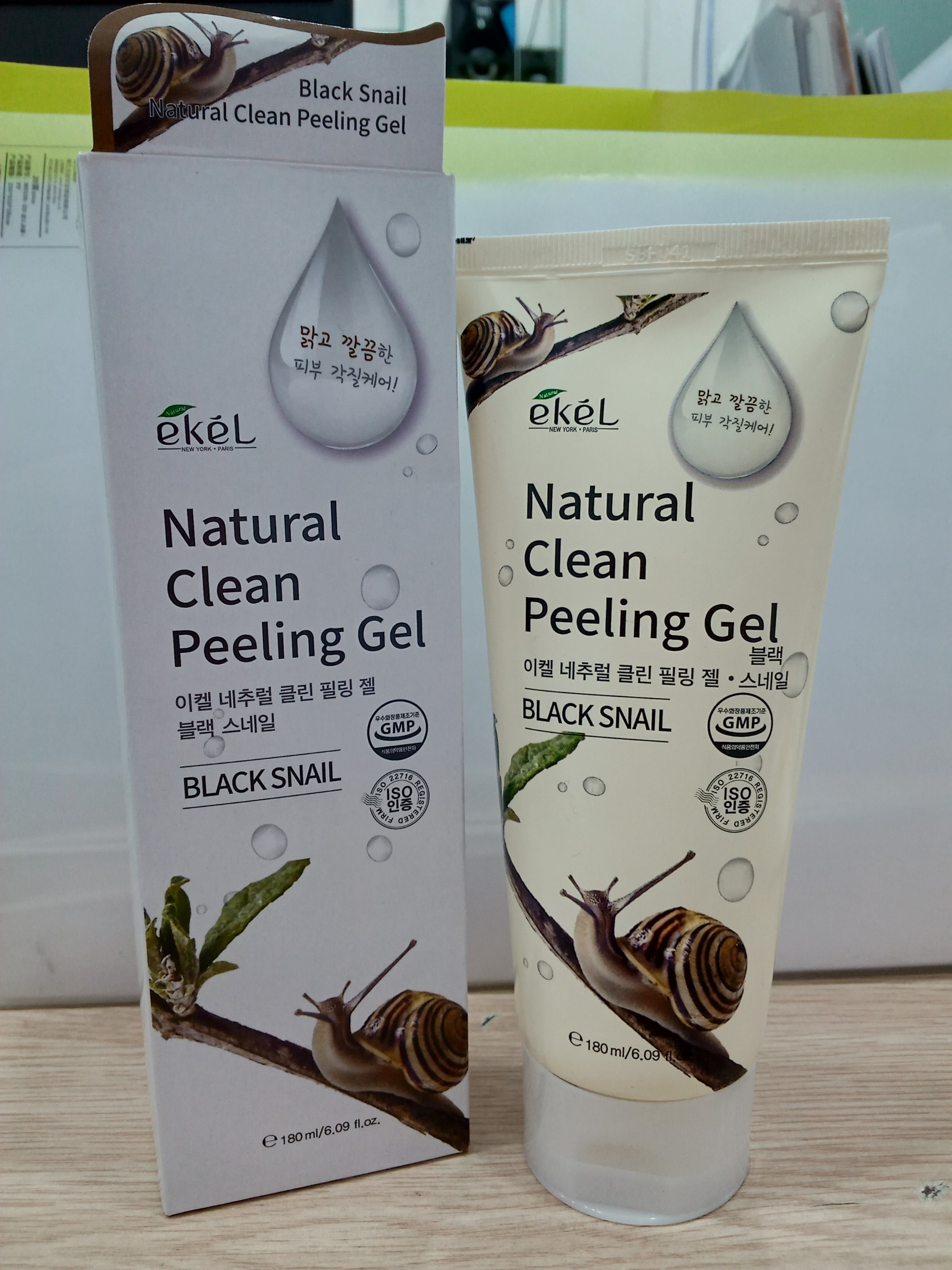 Gel Tẩy Tế bào Chết Ốc Sên Đen - Ekel Natural Clean Peeling Gel Black Snail 180ml (Tặng 2 mặt nạ Jant Blanc)