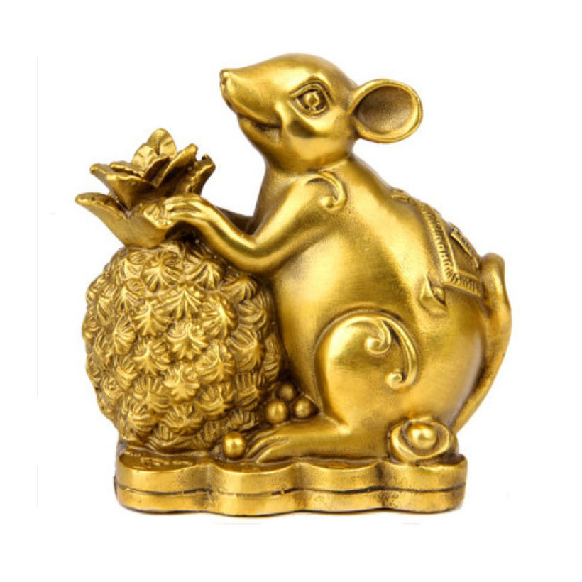 Tượng con chuột bằng đồng bên quả dứa thơm phong thủy Hồng Thắng