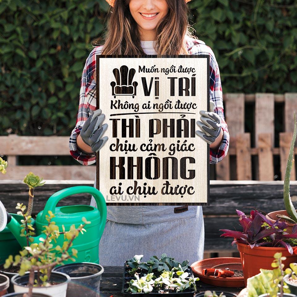 Tranh Slogan LEVU LV021 "Muốn ngồi ở vị trí không ai ngồi được thì phải chịu được cảm giác không ai chịu được"