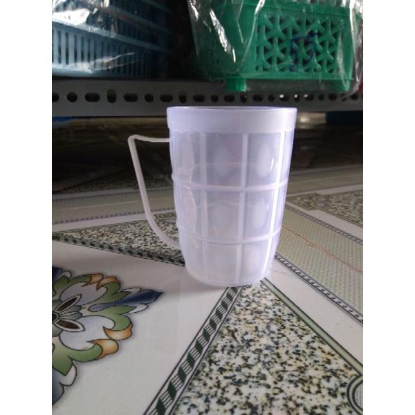 Ca nhựa mãng cầu uống nước