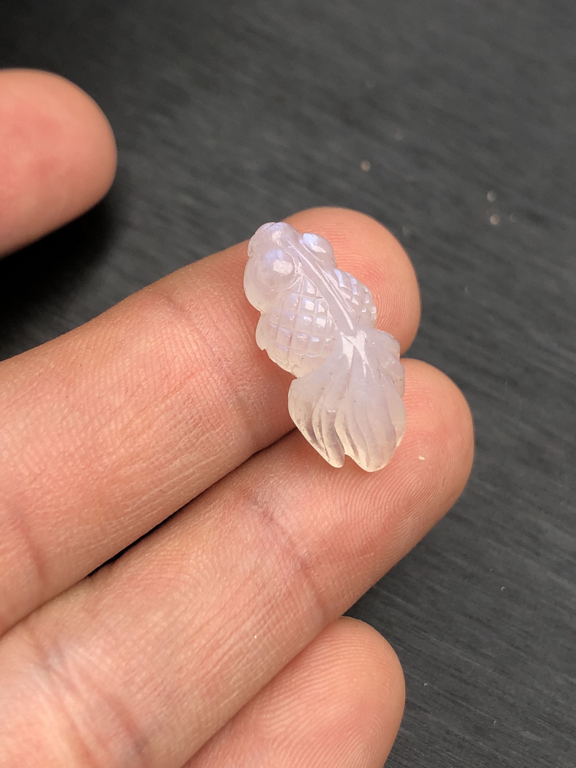 Cá chép đá mặt trăng có thể làm mặt dây hoặc mix vòng