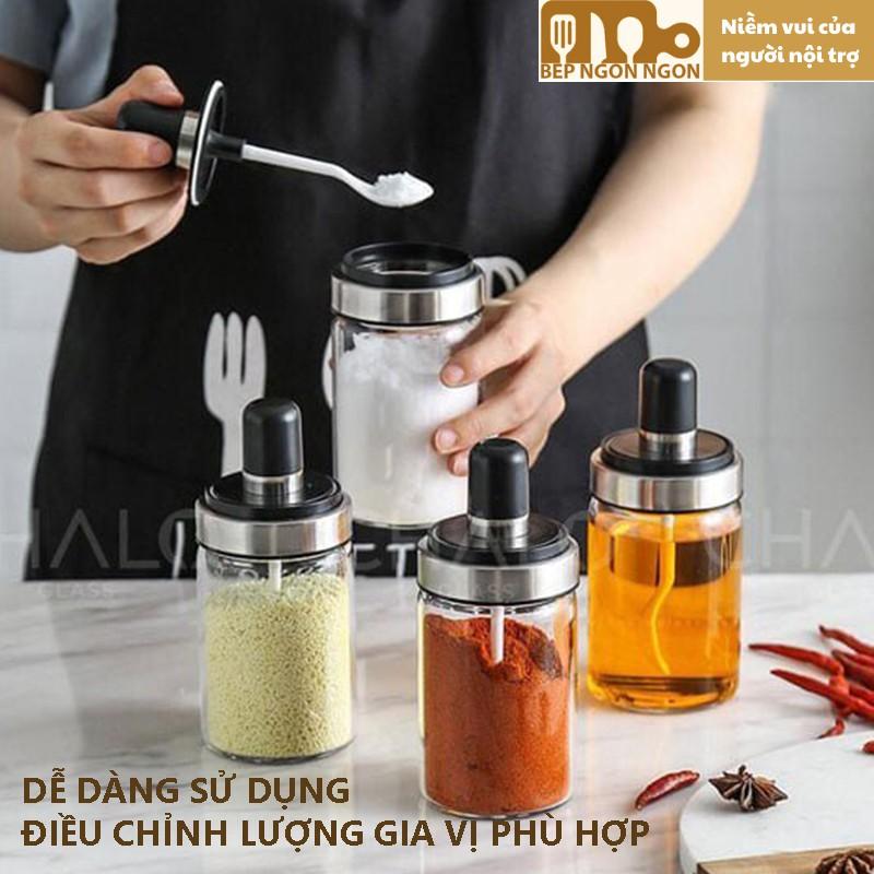 Hũ gia vị bằng thủy tinh kèm thìa muỗng múc tiện lợi