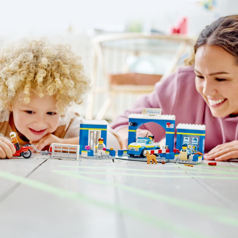 Đồ Chơi Lắp Ráp LEGO City Trạm Cảnh Sát Truy Bắt Tội Phạm 60370