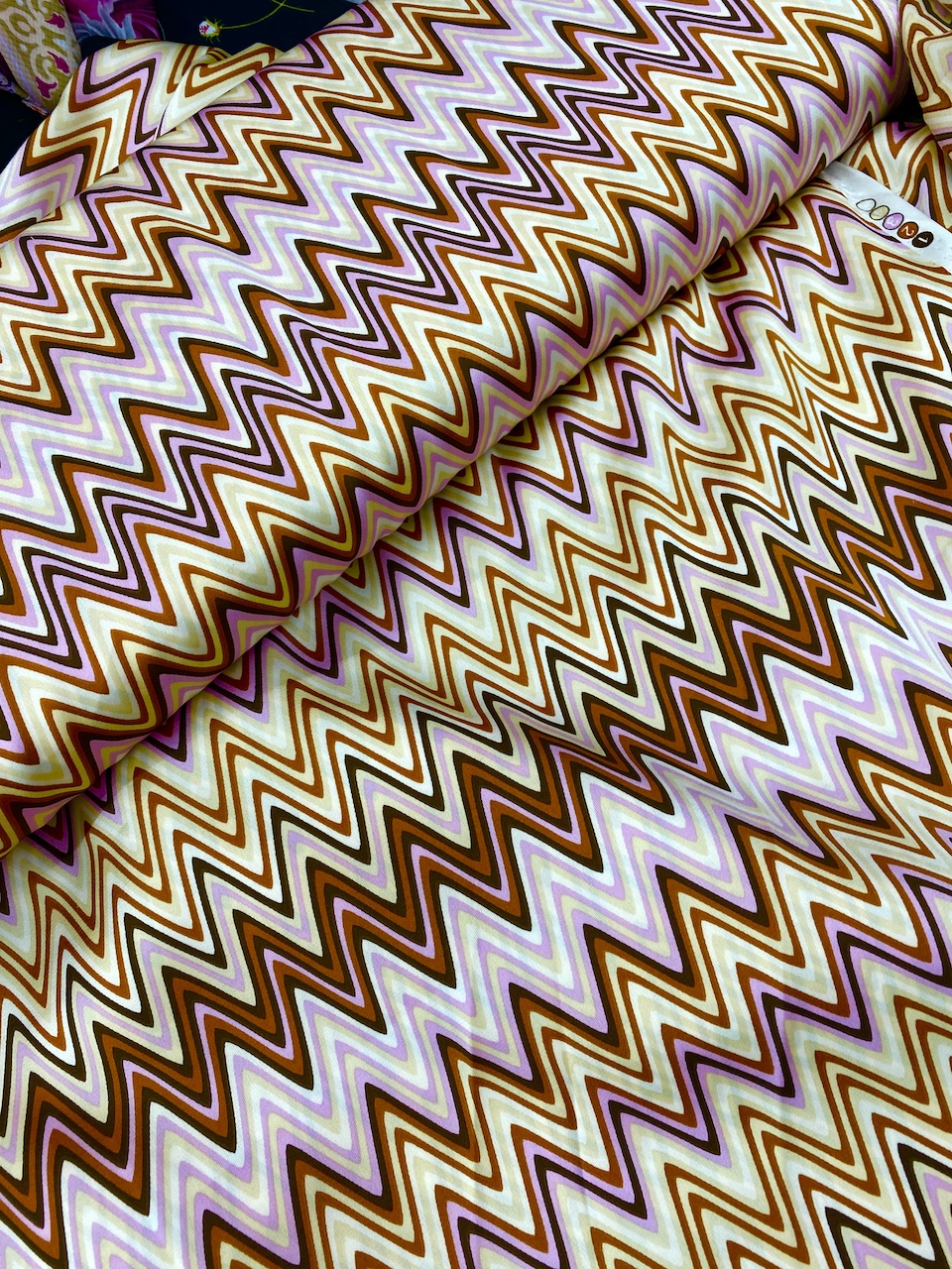 Vải lụa satin hoạ tiết zic zag may đầm váy áo nữ