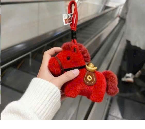 Móc Khóa Linh Vật Ngựa Cõng Vàng Thần Tài 2026, Charm Ngựa Nhồi Bông Trang Trí Balo Túi Xách