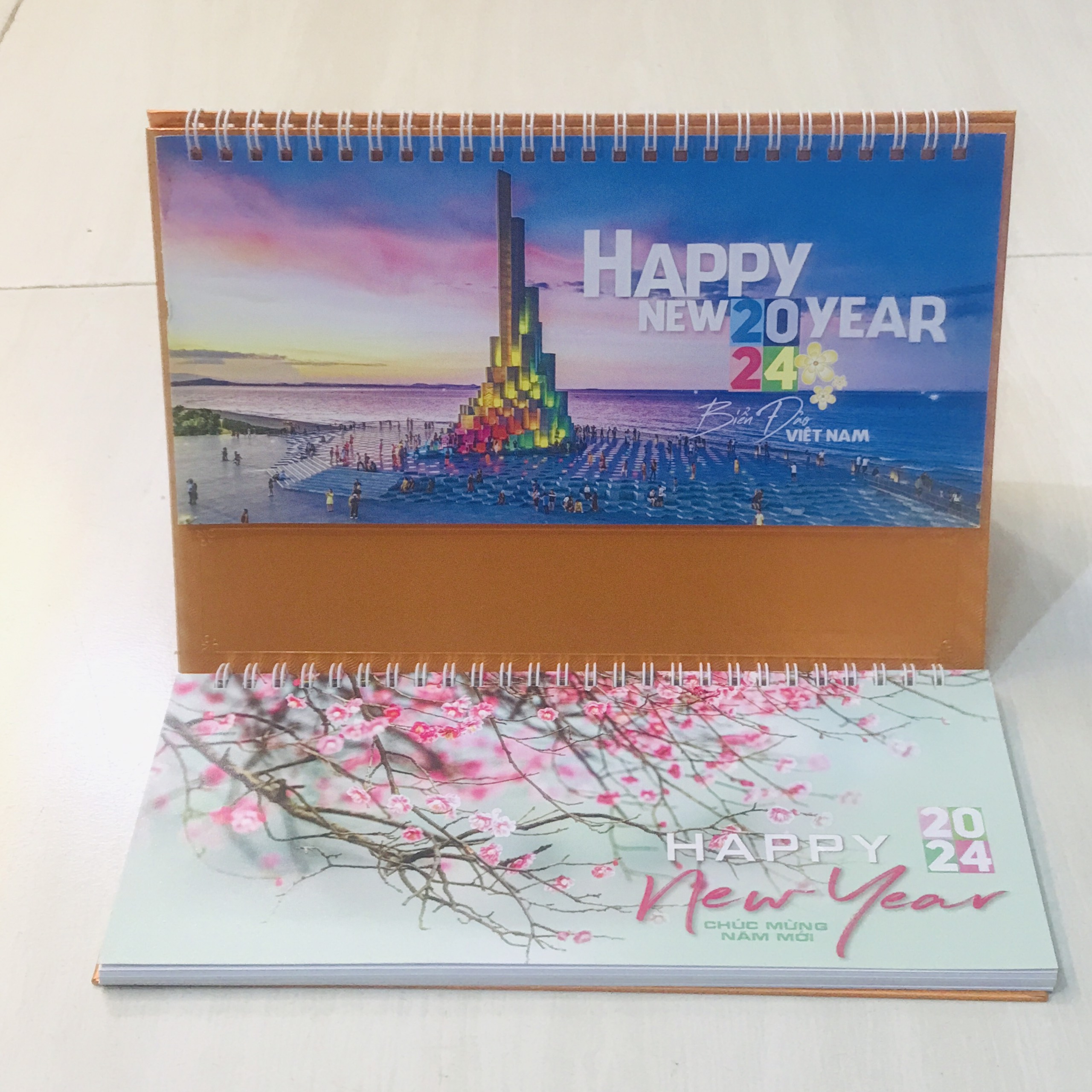 Lịch để bàn 2024 chữ M có dải note ghi chú ngày, tuần, đủ ngày âm dương