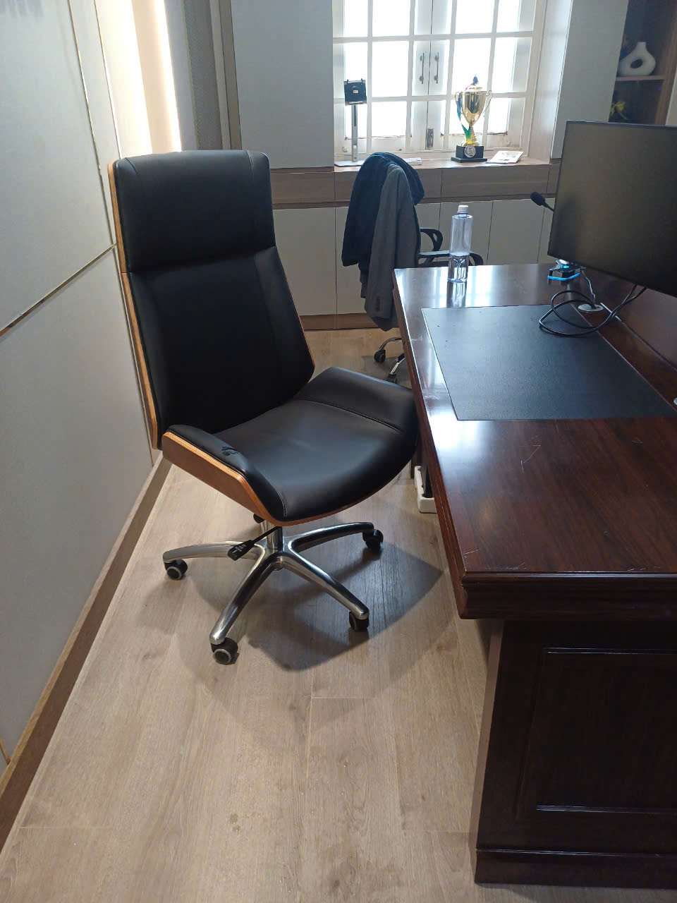 Ghế văn phòng ốp gỗ CM4428-P Nội thất Capta Ghế Văn phòng nệm pvc cao cấp lưng cao ốp gỗ pollywood Luxury Ofice chair hcm