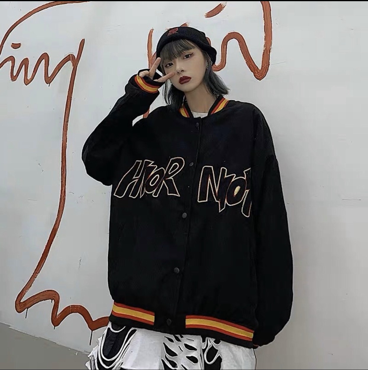 Hình ảnh Áo Khoác Nhung Unisex Kiểu Bomber Họa Tiết Logo Thêu Chữ 