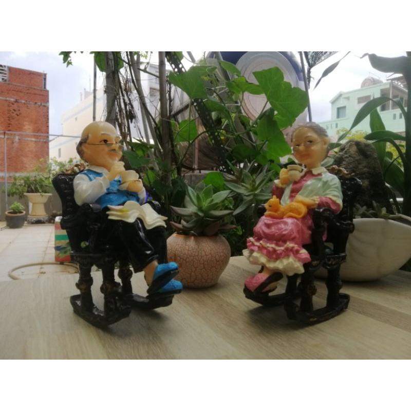 TƯỢNG ÔNG BÀ GIÀ NGỒI GHẾ DỰA