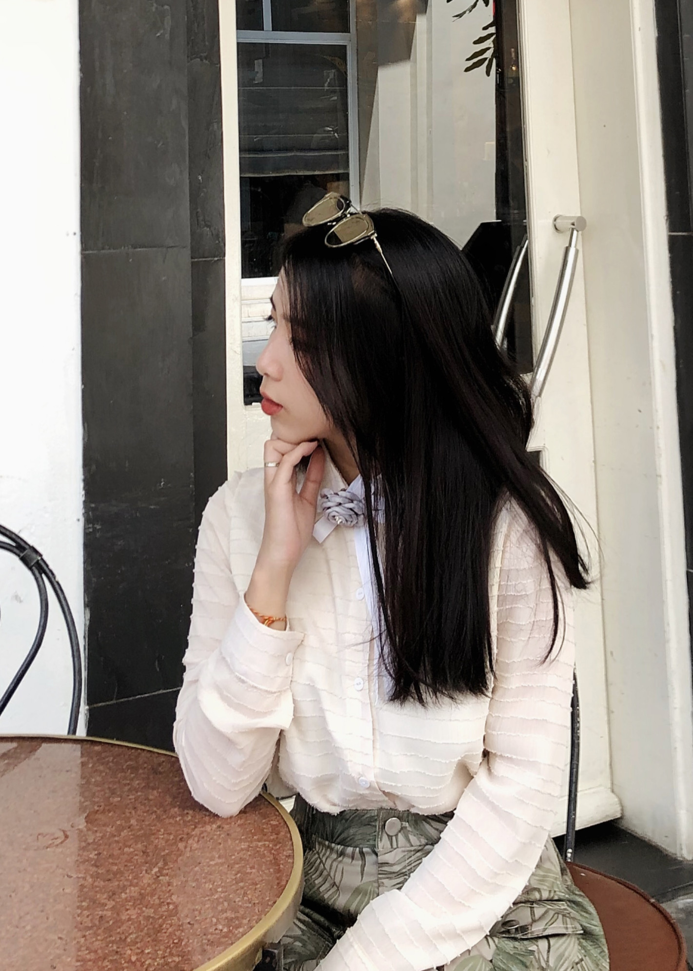 Áo sơmi nữ dài tay, chất tơ kẻ, kiểu dáng tiểu thư sang trọng, tặng kèm cài nơ hoa thiết kế màu trắng mã IVTD200401 có size