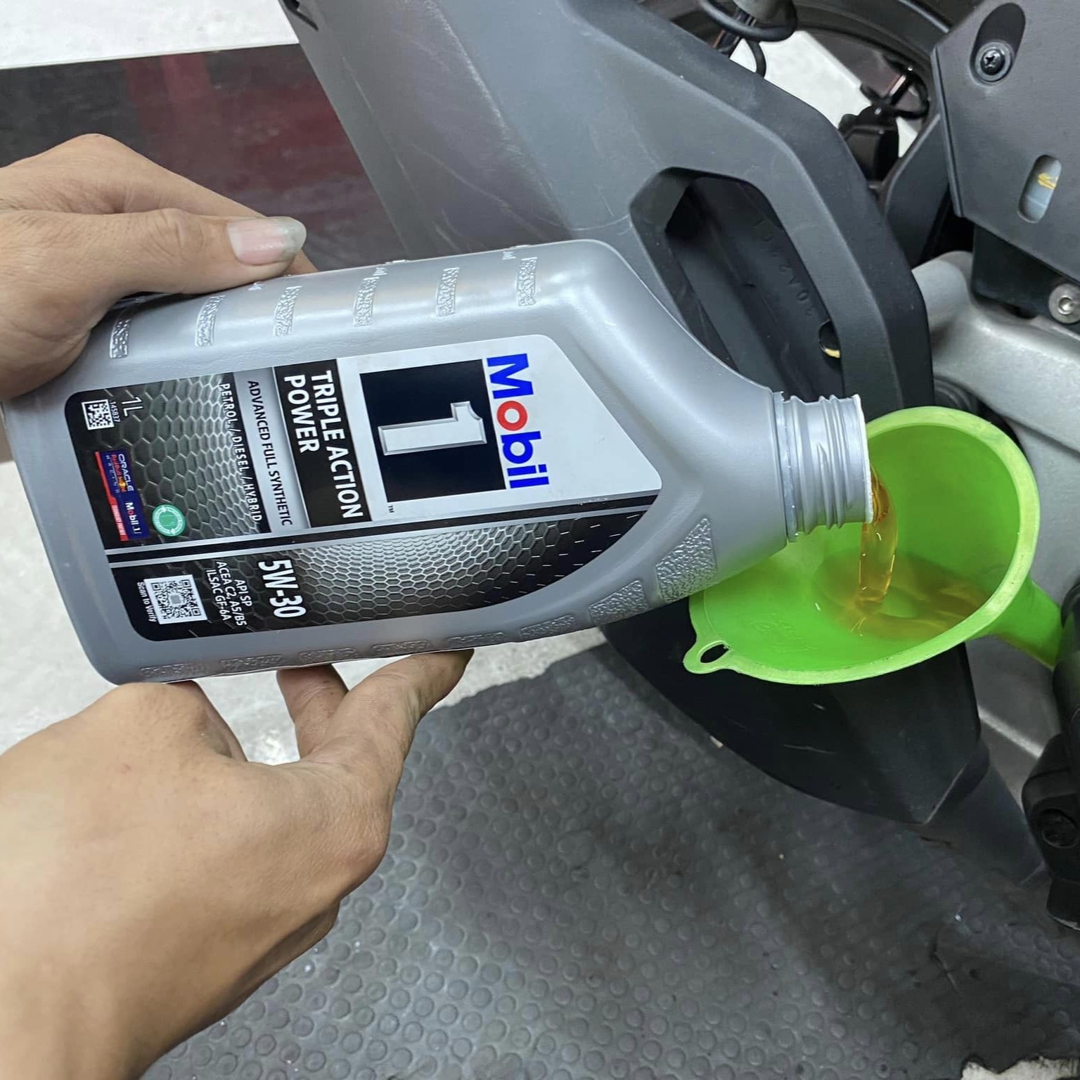 Nhớt Mobil 1 5W30 1L cho xe ga (900002)