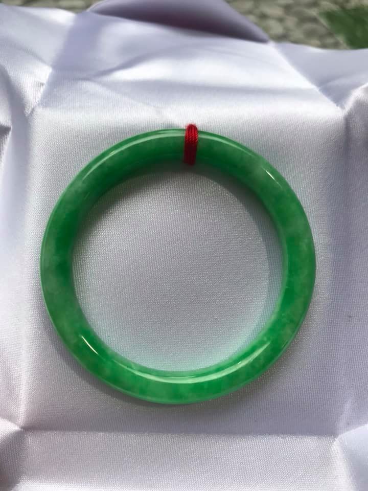 Vòng Tay Đá Cẩm Thạch Đậu Đẹp size 48mm x dầy 7mm Màu Xanh Lá Đậu Bóng Rất Là Đẹp Nữ tay nhỏ Nữ mệnh mộc hỏa thủy 35kg - 49kg đeo ạ
