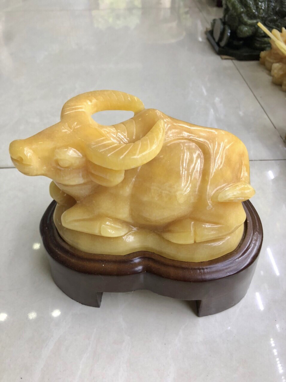 Tượng con trâu giáp tuổi sửu phong thủy đá ngọc hoàng long đặt bàn làm việc - Dài 17cm