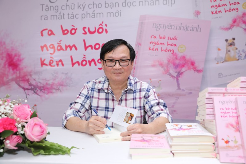 Sách Ra Bờ Suối Ngắm Hoa Kèn Hồng - Tặng Kèm Bookmark Bồi Hai Mặt + Thiệp Trái Tim In Bài Thơ Của Tác Giả