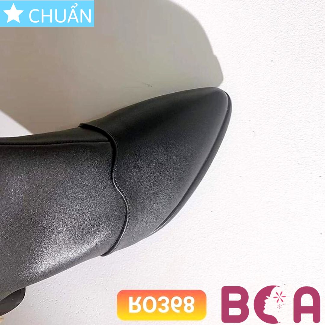 Giày bốt nữ cổ ngắn màu đen 5p RO368 ROSATA tại BCASHOP dây kéo nằm má trong, phần sau cách điệu vân nổi đẹp xuất sắc