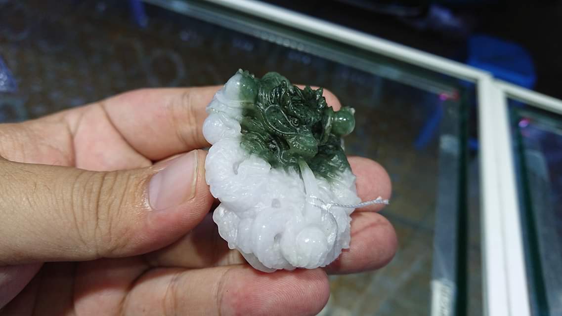 Mặt dây cẩm thạch thiên nhiên điêu khắc rồng cuộn châu