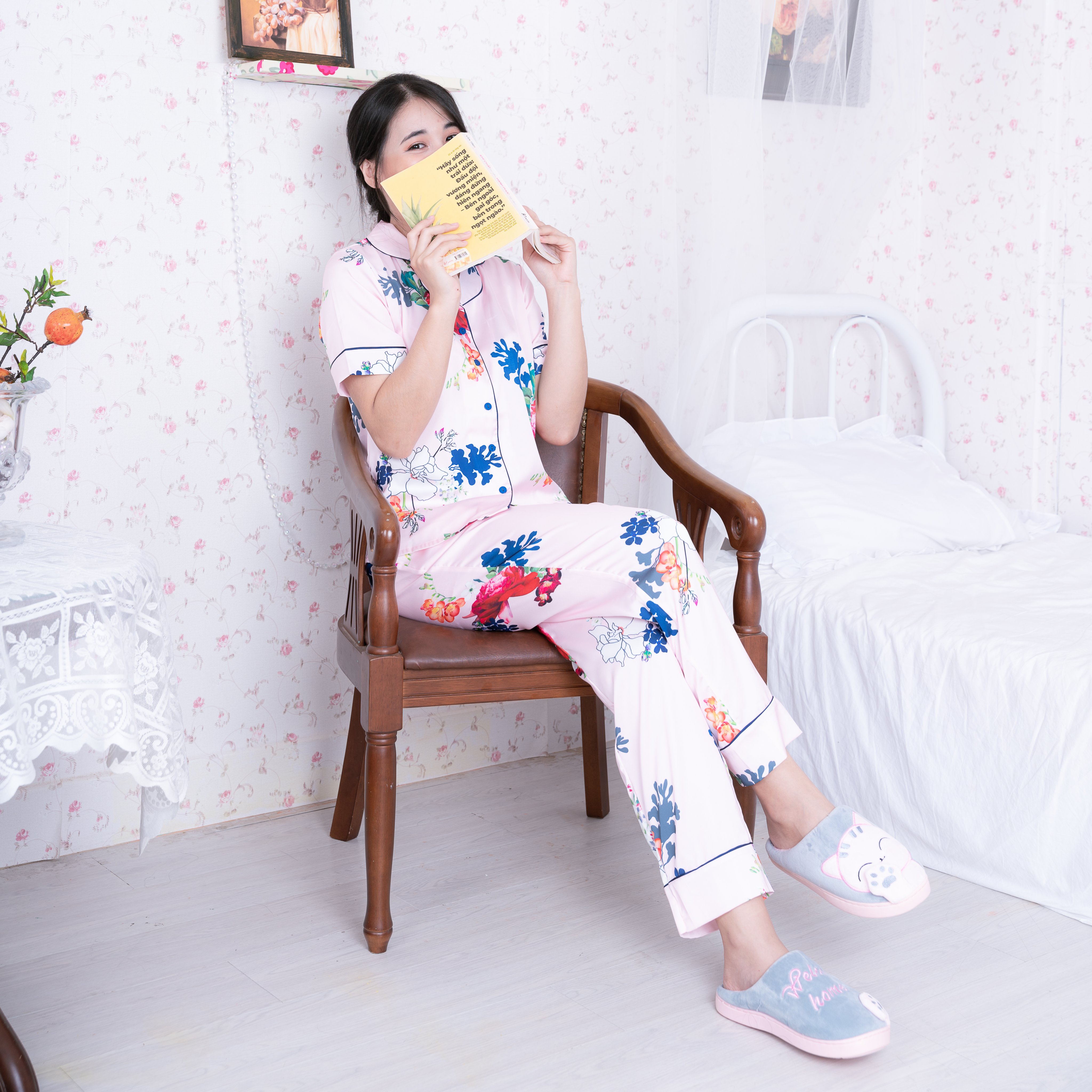 Bộ đồ Pijama nữ , đồ mặc nhà lụa VILADY - B114  kiểu quần dài tay cộc , họa tiết bông hoa dễ thương, chất liệu lụa Pháp cao cấp - Màu hồng phấn