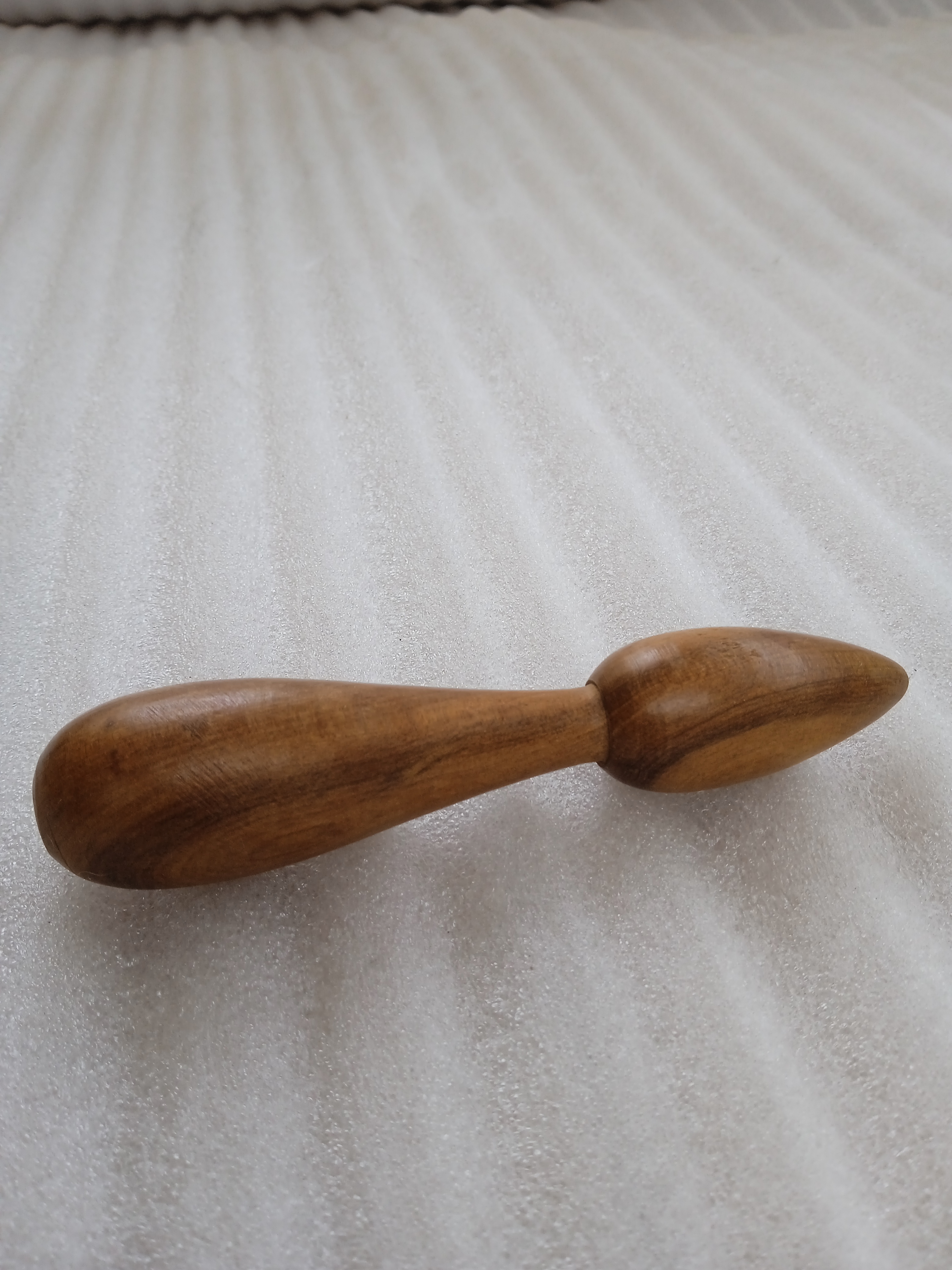 Dụng cụ massage N H home bằng gỗ thơm hình cái dùi.