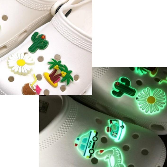 Nút gắn hkdesign/ phụ kiện trang trí 2D nhựa dạ quang phản quang tự phát sáng (hoa, cây, phương tiện)