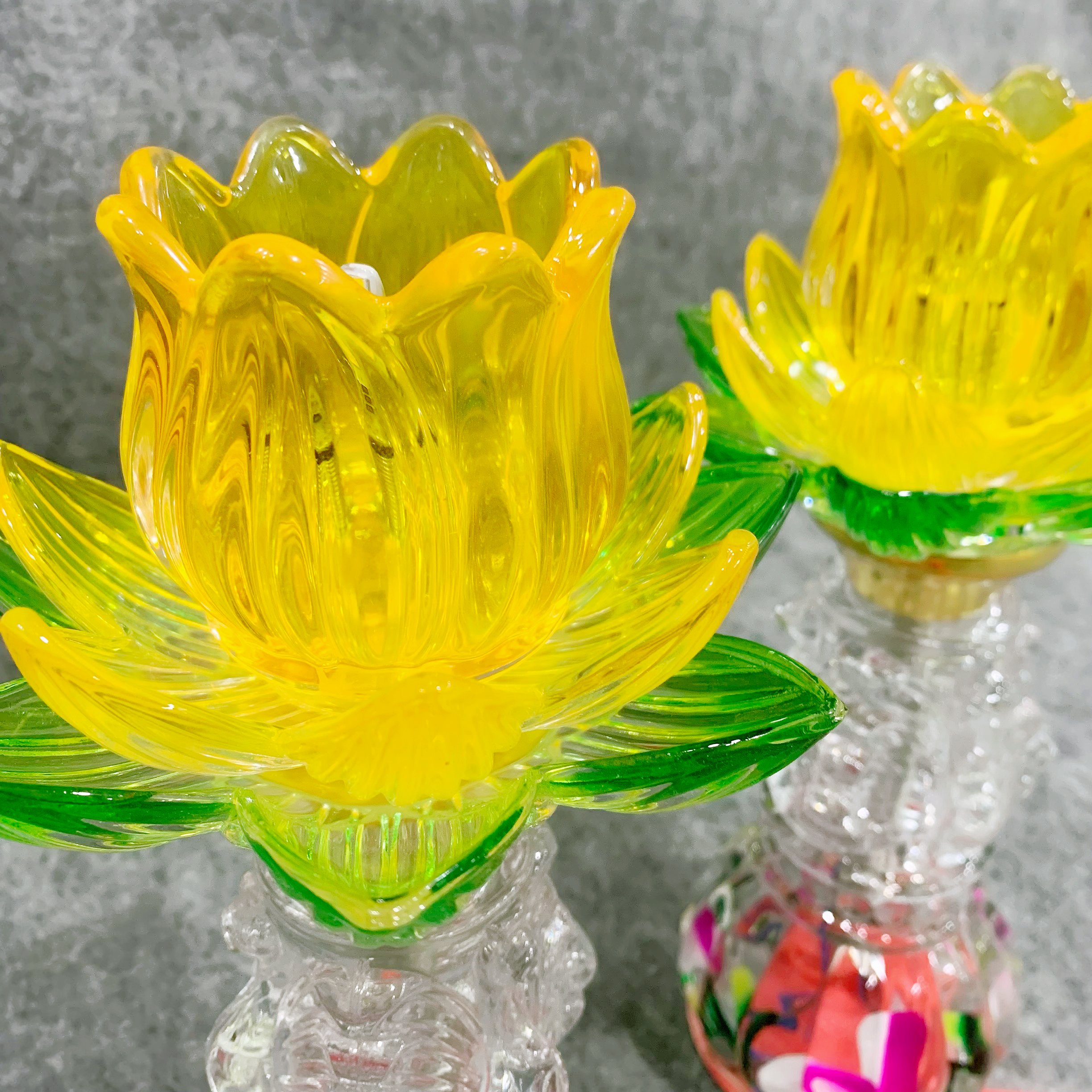 Cặp đèn thờ cúng hoa sen LED đổi mầu thắp điện bằng thủy tinh cao 25 cm
