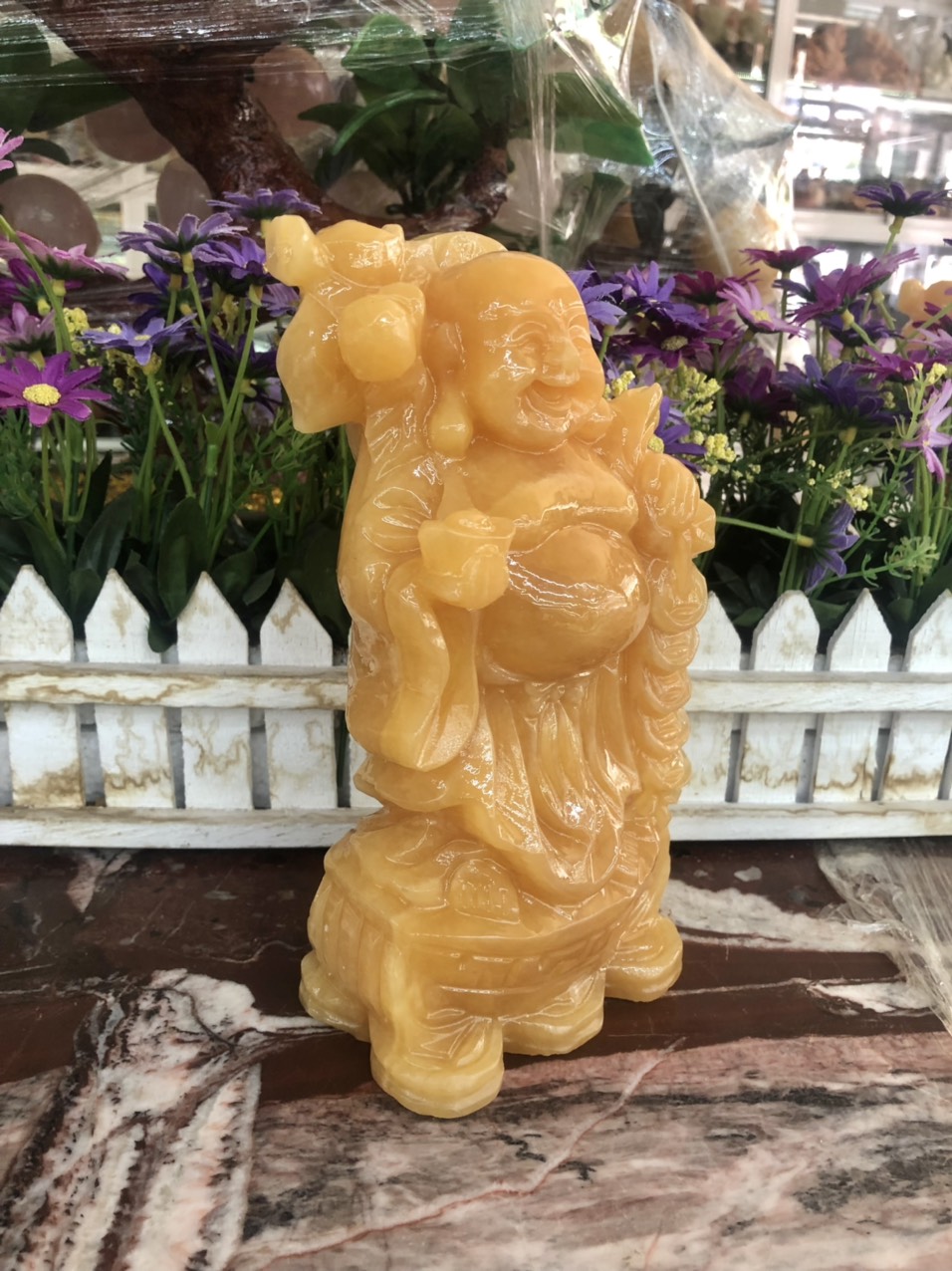 Tượng Phật Di Lặc gánh đào đứng trên thỏi vàng phong thủy đá ngọc hoàng long trang trí bàn làm việc - Cao 20 cm