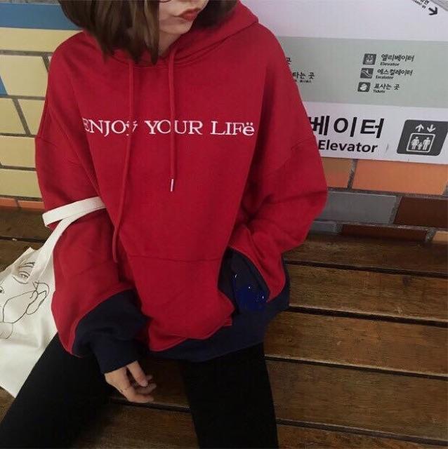 Hoodie đỏ túi xanh thêu Enjoy