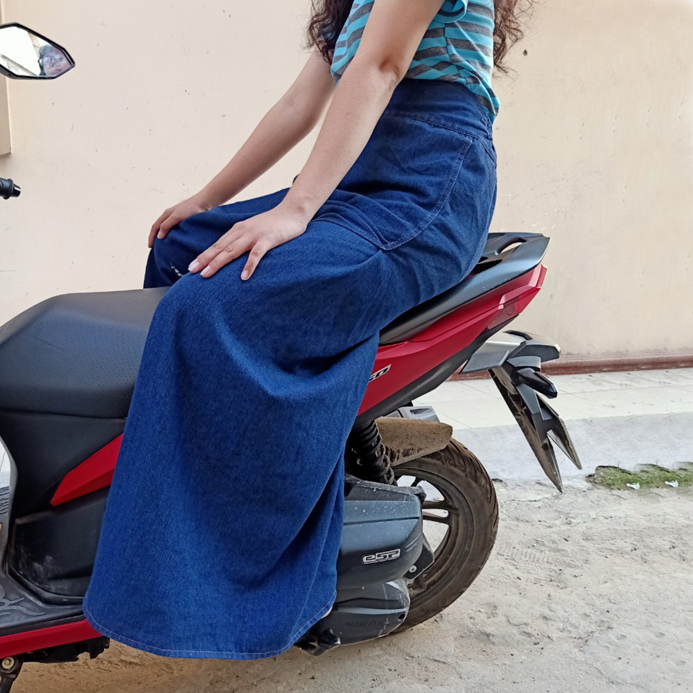 Váy Chống Nắng Xẻ Tà Loại Tốt Vải Jean Cao Cấp Có Thể Chống Được Tia UV Tới 100% Được Thêu Họa Tiết Hoa Trinh Nữ Tím Cùng Với Dàn Nút Bấm Bằng Kim Loại Không Gỉ Rất Chắc Chắn