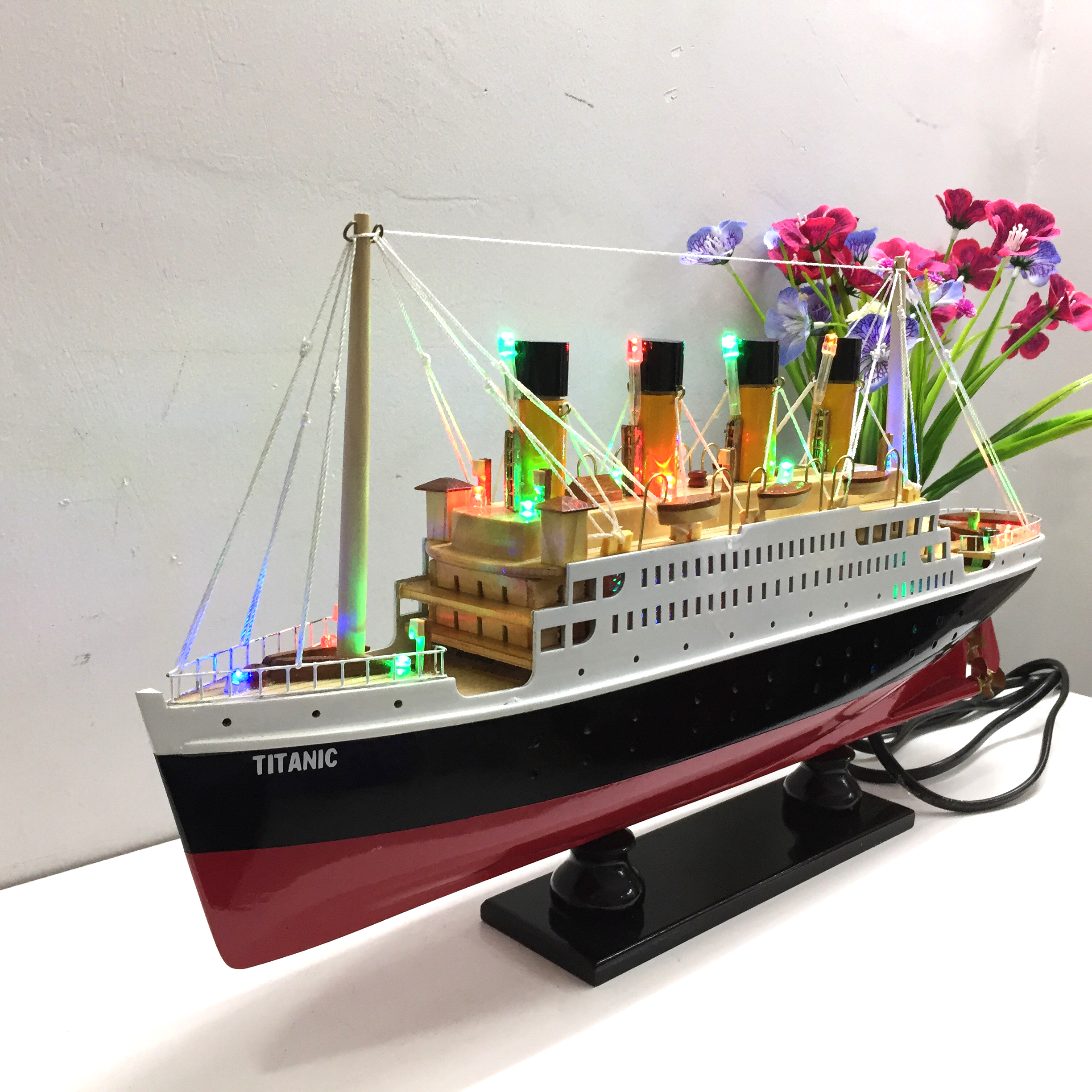 Mô hình du thuyền gỗ RMS Titanic (thân 40cm - đèn led màu)