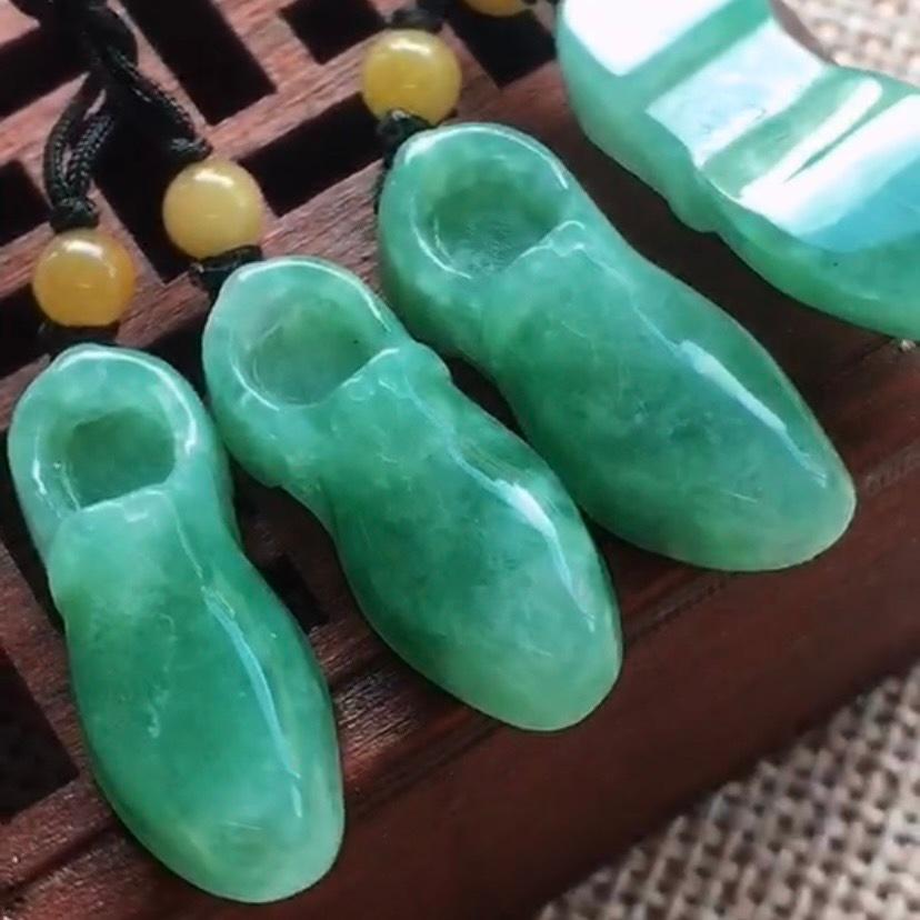 Khuyên tai giày ngọc phỉ thúy tự nhiên