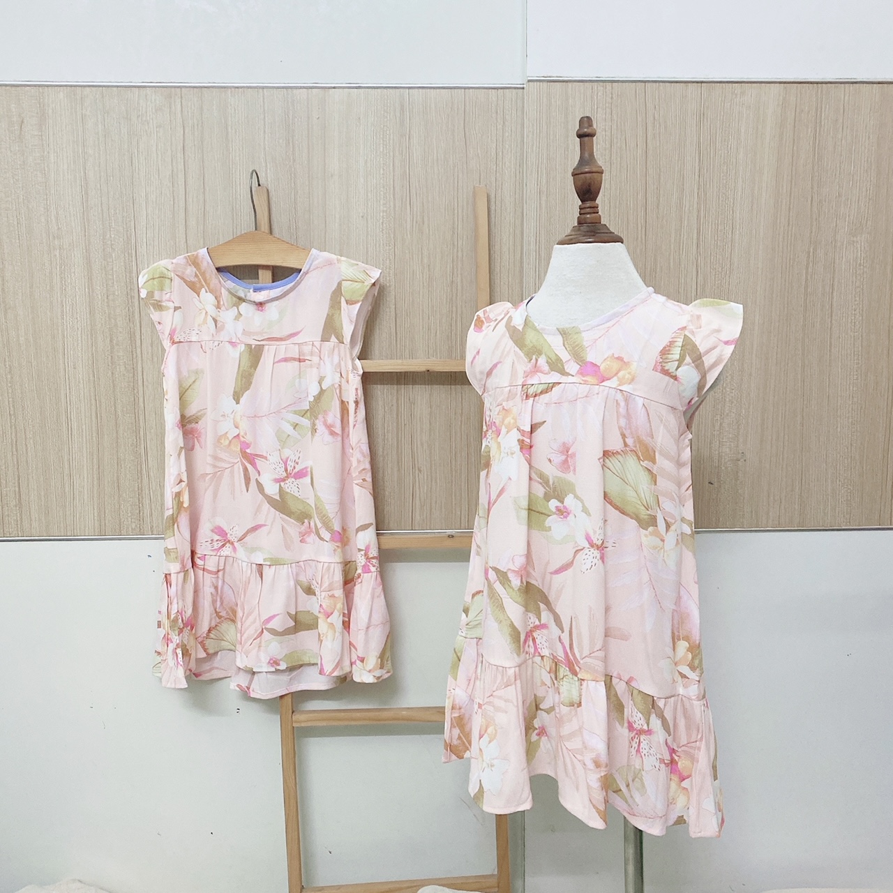 Đầm bé gái phom búp bê cổ tròn tay cánh tiên