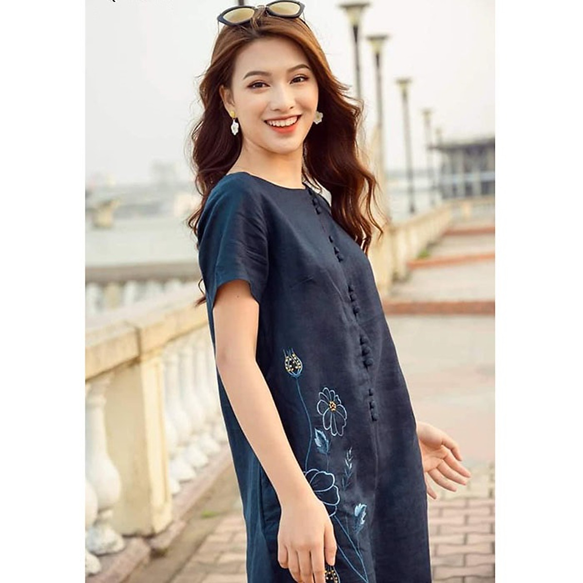 Đầm suông Linen tưng Premium phối nút bọc thêu hoa lá mặc tết rực rỡ sang trọng ArcticHunter