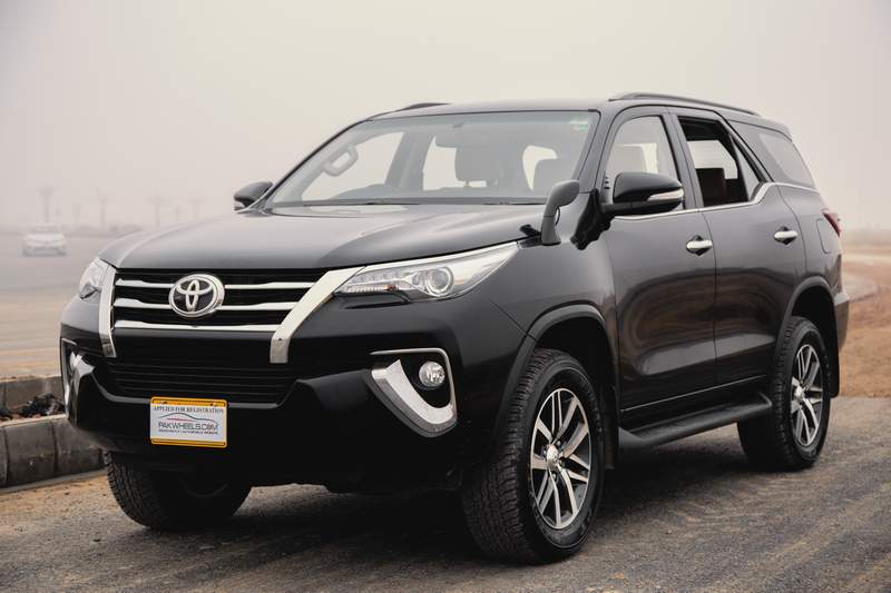 Logo chụp mâm, ốp lazang bánh xe ô tô, xe hơi Toyota Fortuner 2017-2020 đường kính 13.7cm, cao 3cm