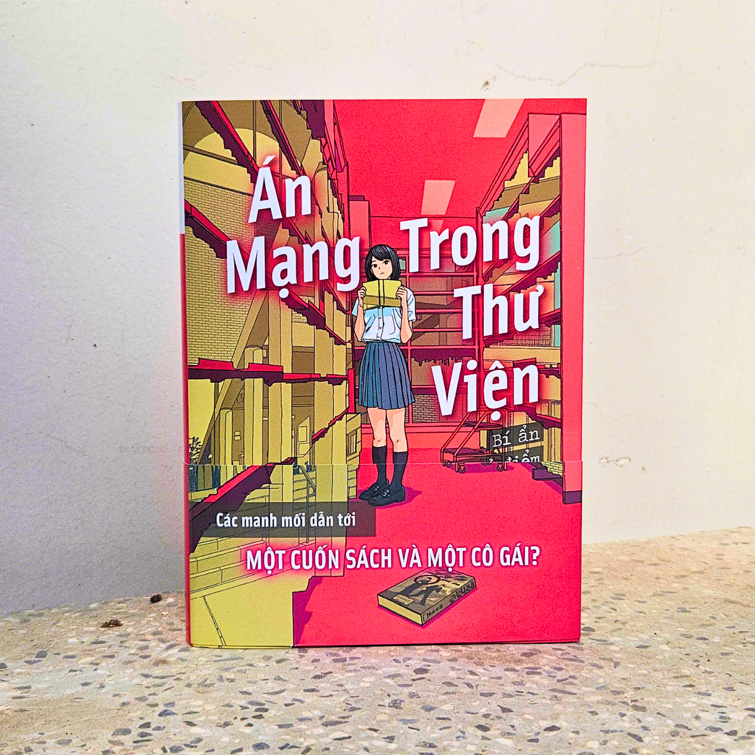 Sách - Án Mạng Trong Thư Viện - Bí Ẩn Lời Chỉ Điểm Đẫm Máu - Bản Đặc Biệt - Tặng Kèm Obi + Bookmark + Postcard Bồi